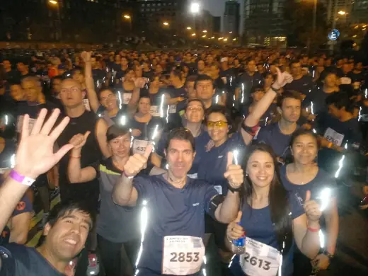 Equipo de running antes de una carrera nocturna