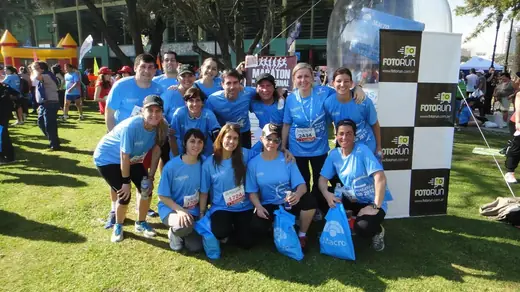 Equipo de running en una maratón