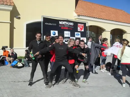 Equipo de running en una carrera de campo